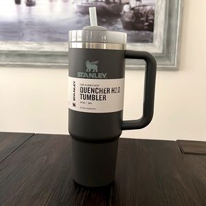 NWT Stanley 30oz Charcoal The Flowstate Quencher H2.O Tumbler